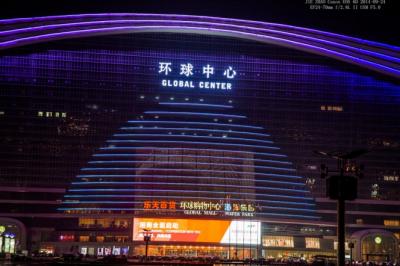 環(huán)球中心觀光電梯清洗